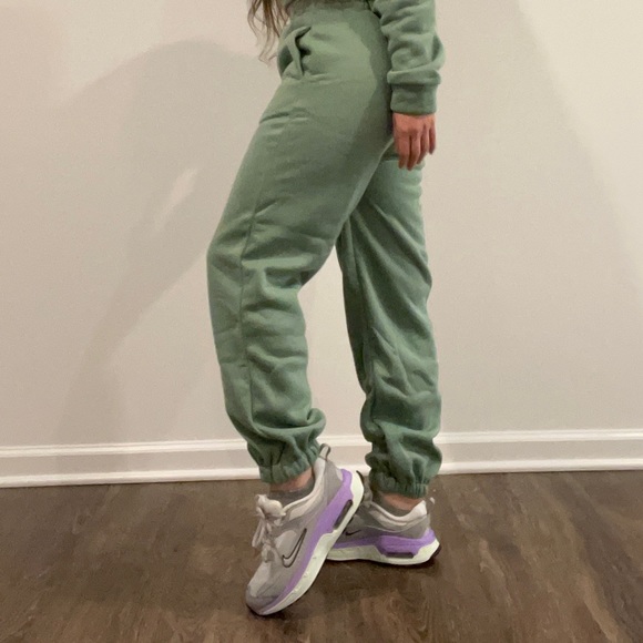 Sage Green 2-Piece Sweat Set 🦋 SHEIN Drop Shoulder Crop Pullover & Sweatpants - Picture 4 of 10